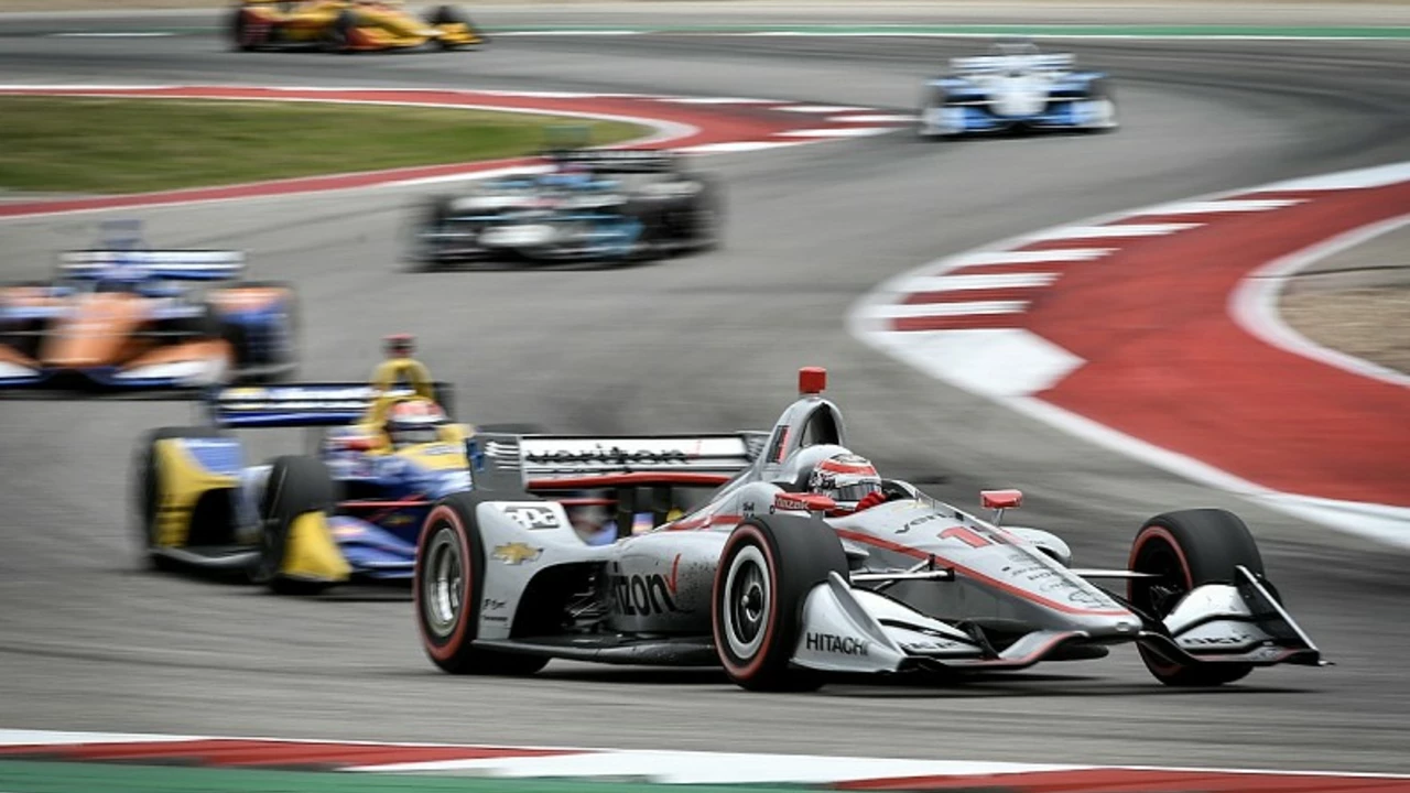 Which car is longer: IndyCar or Formula 1?